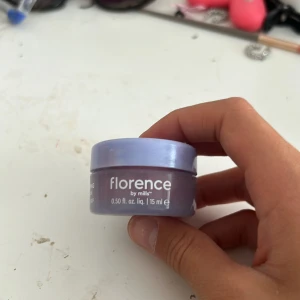 Florence peel of mask  - Säljer en krämrouge från Florence by Mills i en lila plastburk på 15 ml. Har inte använt den så ofta men den är i bar skick ❤️