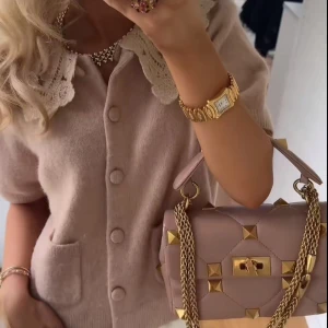 Ljus rosa kofta med spetskrage & Other Stories - Supersöt ljus rosa kofta från & Other Stories med korta puffärmar, två fickor framtill och stora matchande knappar. Den har en bred spetskrage i offwhite som ger en vintagevibe. Mjuk stickad känsla, perfekt för att lyfta din look.