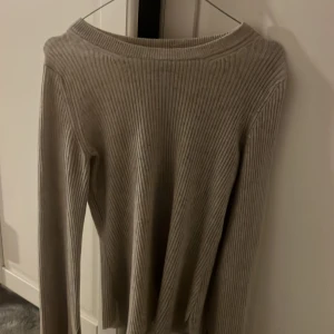 Beige ribbad kashmirtröja H&M XS - Supermjuk och lyxig beige kashmirtröja från H&M i storlek XS. Tröjan har ett ribbat mönster och långärmade smala ärmar. Perfekt för dig som gillar stilrena och sköna plagg med enkel design. Snygg att matcha med jeans eller kjol.
