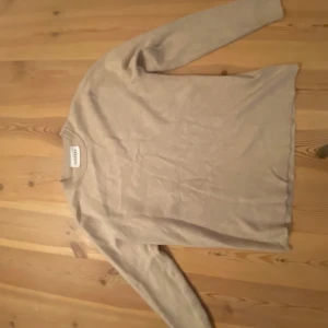 Beige stickad tröja från Ciszere - Säljer en stilren beige stickad tröja från Ciszere i storlek S. Tröjan har rund hals och långa ärmar, perfekt för lager-på-lager under höst och vinter. Mjuk och skön kvalitet som känns chill och enkel att matcha med jeans eller chinos.