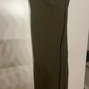 Olivgrön långkjol från lager 157 - Säljer en enkel och stilren olivgrön långkjol med smal passform. Sitter bra och har inga skador/fläckar! Kjolen är från lager 157
