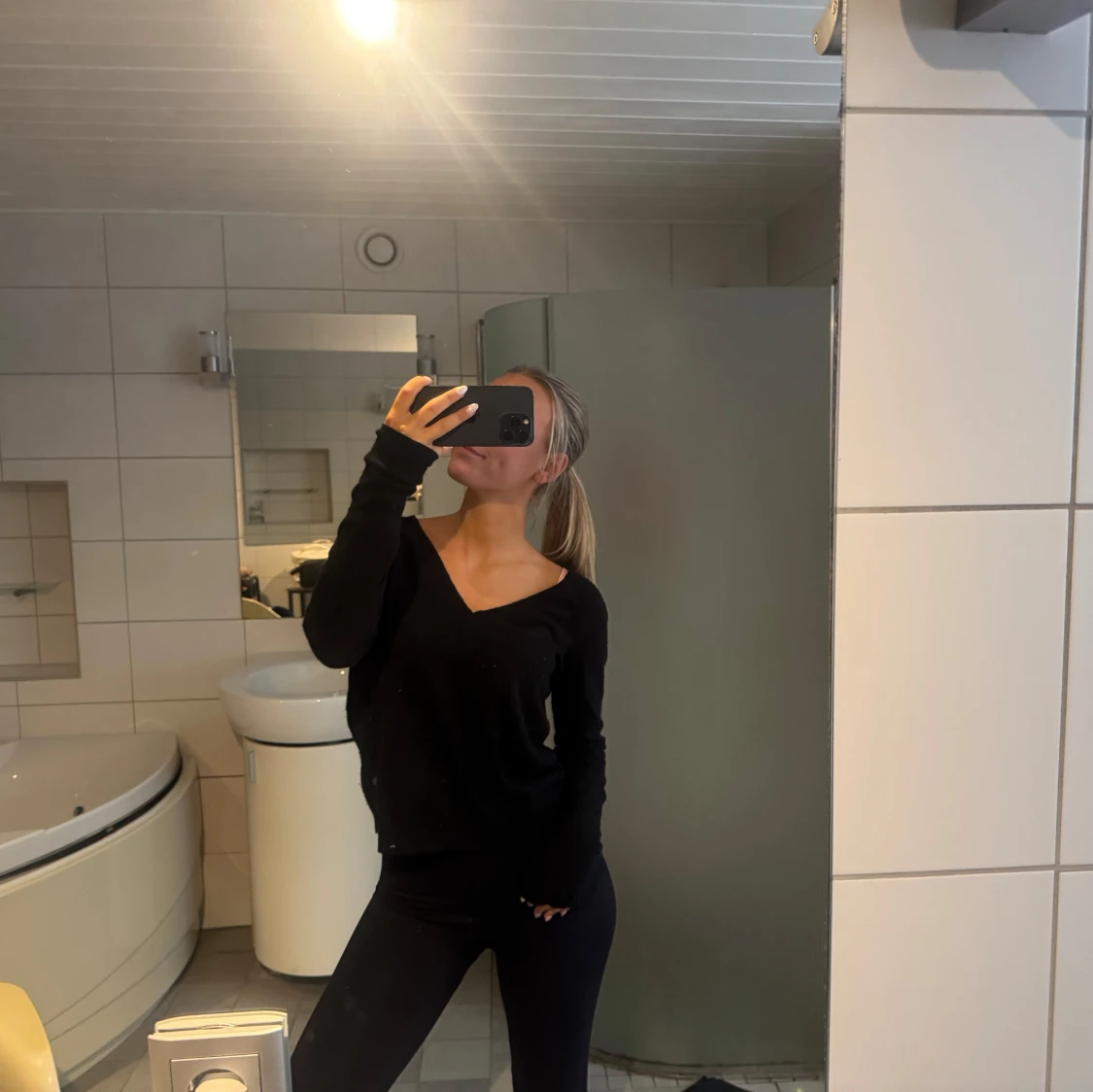 Svart v-ringad stickad tröja  - 3