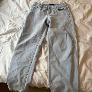 Ljusblåa jeans  - Ljusblåa vida/straight jeans från LMTD i storlek 152, lågmidjade
