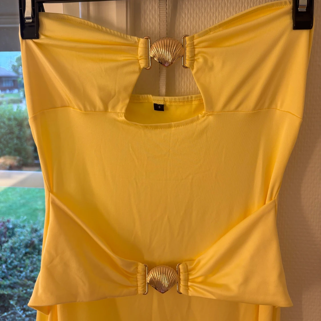 Gul långklänning med snäckdetaljer - 1