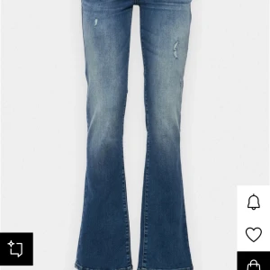 Blå Ltb bootcut jeans med slitningar - LTB valerie jeans, knappt använda. Storlek- midja= 27 längd=34. Säljer då dem är förstora på mig (skriv om du har någon fråga) 