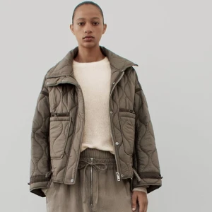 Zara jacka  - Super populär jacka från zara. En vattentät jacka som är perfekt för våren. Har använt den en del men säljer för jag har så många jackor så behöver inte den. Den har inga synliga defekter men det är en knapp som saknas. Kan skicka bild om det efterfrågas! Den är nästan alltid slutsåld så passa på!