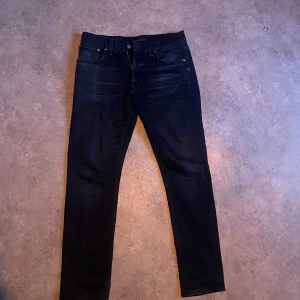 Mörkblå jeans från Nudie Jeans Co - Snygga mörkblå jeans från Nudie Jeans inget synligt slitage passform slim