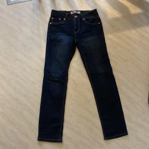 Levi's 512  slim taper jeans - Snygga Levi's 512 jeans i mörkblått. Modellen har en slim passform , tillverkade i mjukt jeanstyg.