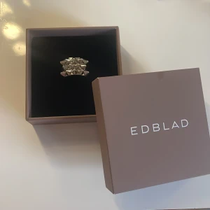 Nit ring silver Edblad  - Fint skick, edblads nit ring silver. Andvänd fåtal gånger och pyttesmå tecken av andvändning💕 säljer pga ingen andvändning av mig. !pris kan diskuteras!💕