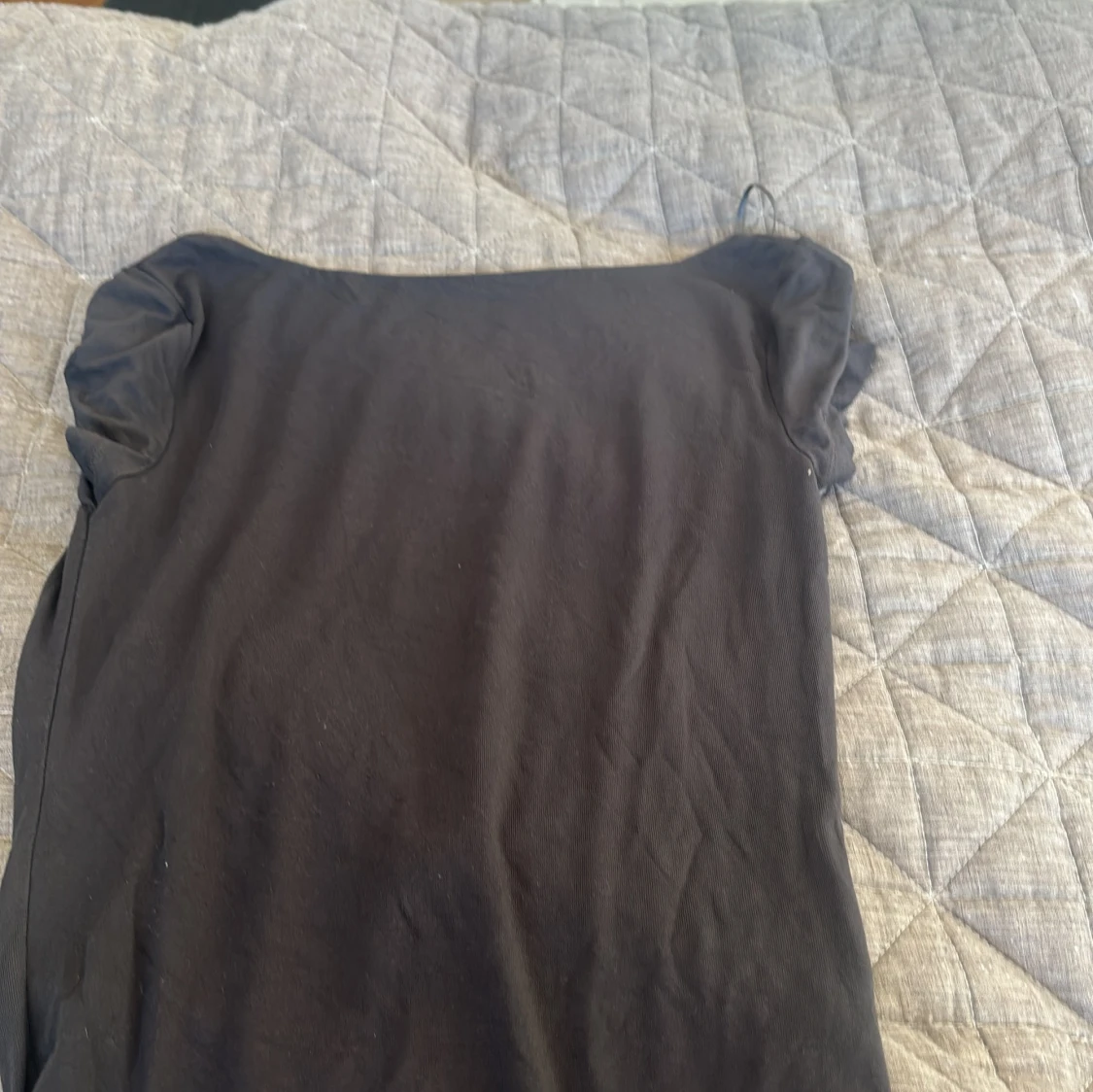 Mörkgrå basic linnetopp med djup öppen rygg - 1