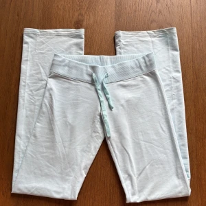 Lågmidjade, ljusblå mjukisbyxor - Supersköna mjukisbyxor från märket G-rise, väldigt lågmidjade. Storlek: S/long, 85 cm innerbenslängd och justerbara i midjan. Säljs inte längre men nypriset var runt 500kr.