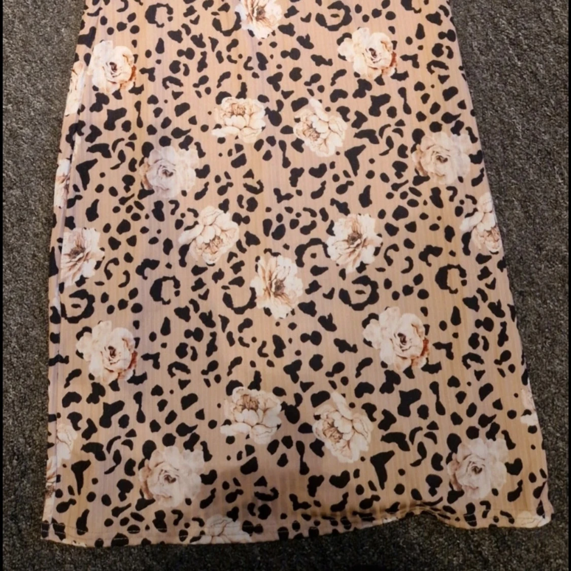 Beige leopardmönstrad klänning med blommor - 1