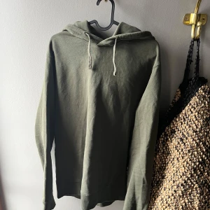 Olivgrön hoodie från These Glory Days - Nästintill ny använd max 5 gånger 