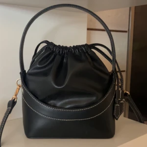 Svart axelväska med snörning - Snygg svart crossbody väska