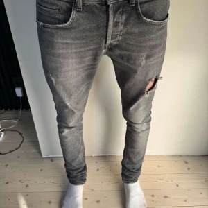 Dondup Jeans - Ett par riktigt feta dondup George skinny fot jeans, perfekt nu till hösten/våren. Bara att skriva vid fundering!