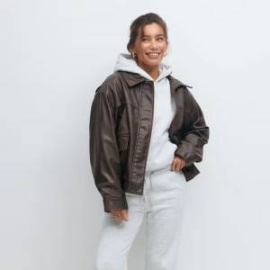 Grått mjukissett - byxor och hoddie  - Säljer ett grått mjukissett från Gina Tricot bestående av både hoddie och byxor. Jätte snyggt och bekvämt på men är tyvärr litet för mig. 🤍 K