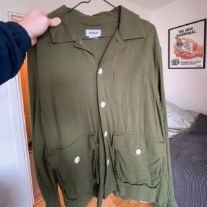 Weekday Stiller Shirt - Nytt skick - Använt en gång, Längd=67cm Bröstvidd=51cm, Khakigrön 