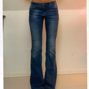 Blå bootcut jeans  - Snygga blå jeans från Yessica med bootcut eller flare- modell. Innerbenslängd: ca 88 cm, midjemått: ca 39 cm 💓💓 jag är 175cm 