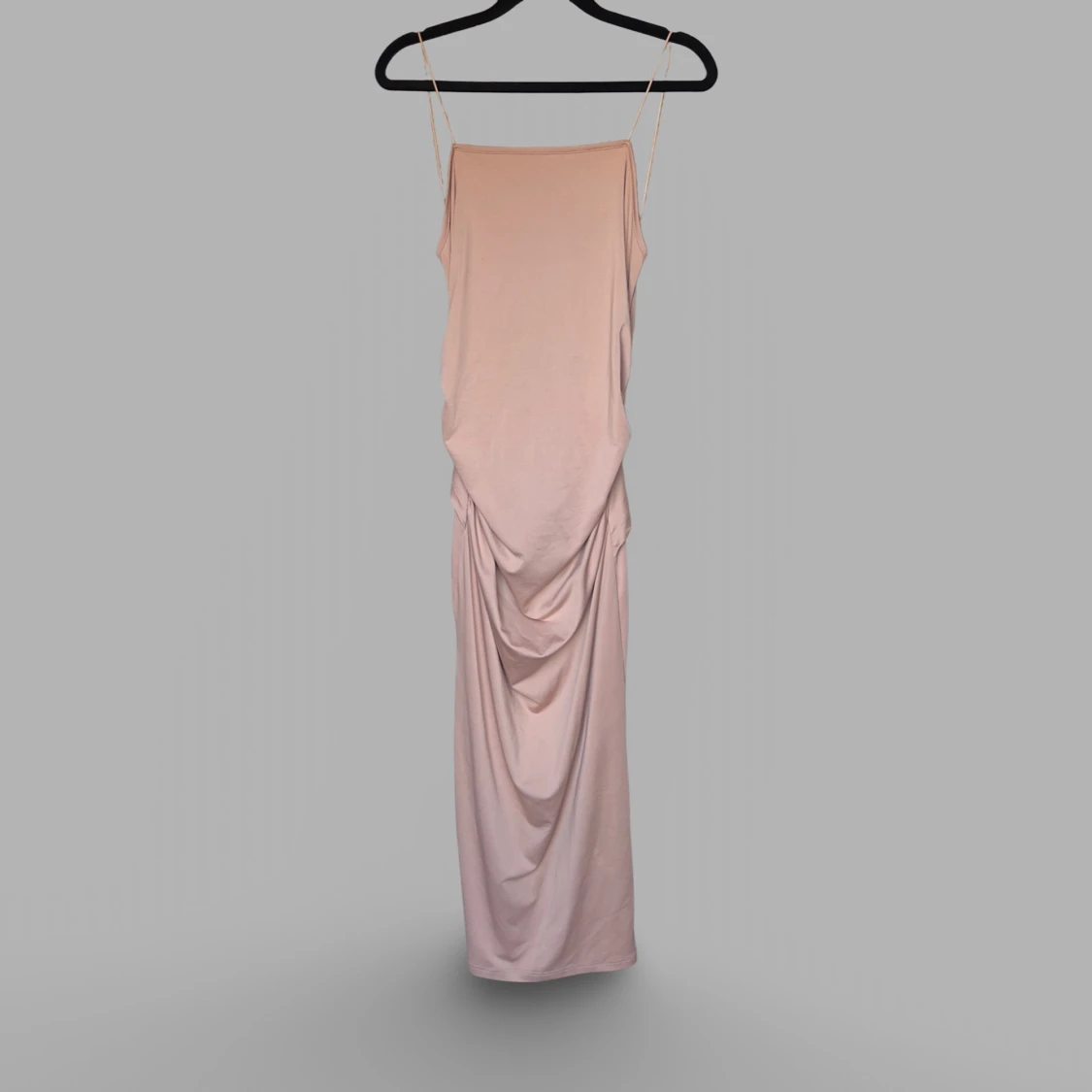 Champagnefärgad långklänning med urringad rygg