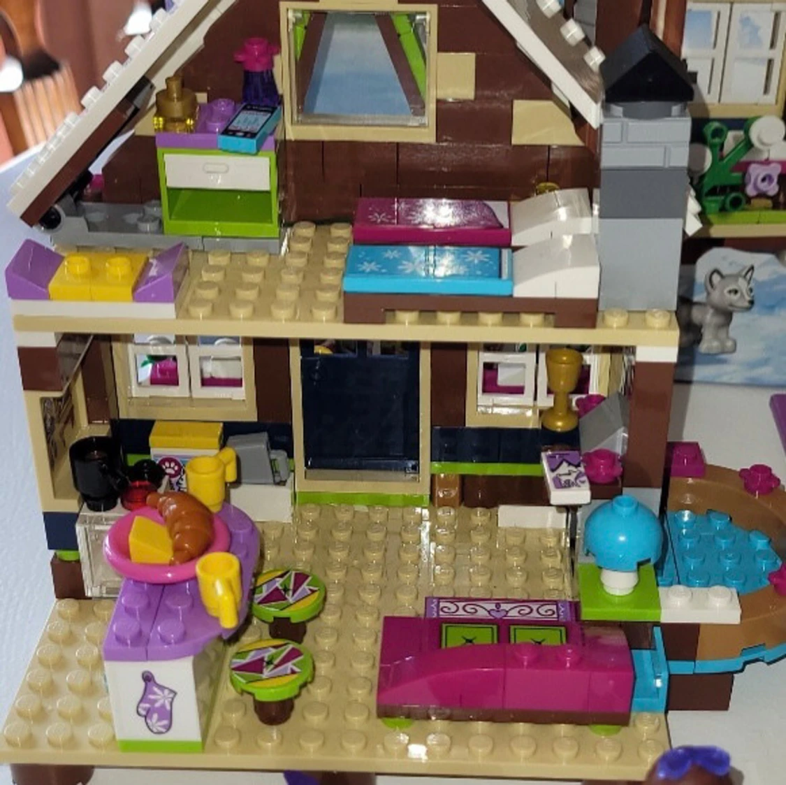 LEGO Friends 41323 - Snow Resort Chalet - 1