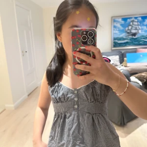 jättefin Brandy topp - jättefint topp från Brandy Melville! aldrig använt!! man kan knyta därbak! det är rutigt mönster med färgen marinblå och vit!! 