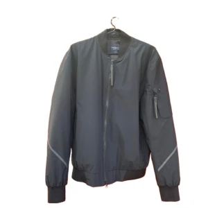 Svart bomberjacka Peak Performance L - Snygg svart bomberjacka från Peak Performance i storlek L. Jackan har stilren design med ribbade muddar, dragkedja framtill och en ficka med zip på ärmen. Materialet är polyester och jackan har en diskret logga på ärmen. Perfekt för dig som gillar clean och sportig look. Hör av er vid frågor eller funderingar 