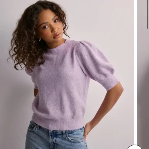 Ljuslila stickad tröja från Vero Moda - Superfin ljuslila stickad tröja från Vero Moda med puffiga korta ärmar. Perfekt för dig som vill ha en söt och trendig look. Mjuk och skön, passar till både jeans och kjol.