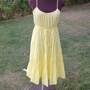 Gul sommarklänning - Supersöt gul klänning från Seafolly med tunna axelband. Perfekt för varma sommardagar☀️🏝💛🌻 Inte mycket använd och i fint skick. Jag kan ha den och är s/m men är lite kort för mig som är 178 cm. Med snörningen i midjan kan man enkelt välja storlek. Det är bara att skriva om man har frågor!😊💖