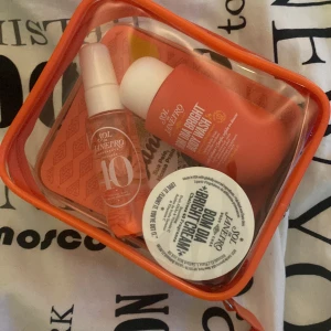 Sol de Janeiro Bom Dia Bright Jet Set - Set med Bom Dia Bright Body Wash, Bom Dia Bright Cream och Brazilian Crush Cheirosa 40 Perfume Mist från Sol de Janeiro. Alla produkter kommer i en snygg orange necessär, perfekt för resan. Doften är fräsch och tropisk. Helt oanvänd!❤️säljer för att ja ej använder.  Original pris ca 350