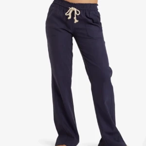 Svarta linnebyxor med snörning - Säljer ett par jättefina svarta linnebyxor från Roxy. De är lågmidjade och bootcut. I storlek xs💕