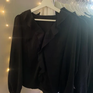 Svart blus - Super fin blus med volanger från Ellos! Storlek S, nypris 349kr🤍