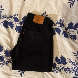 Levi's 501 jeans - Ett par basic svarta 501or från levis i ett decent skick. Storlek 30/32. Riktigt snygga basic jeans till ett bra pris. Vid funderingar och intresse är det bara att höra av sig!