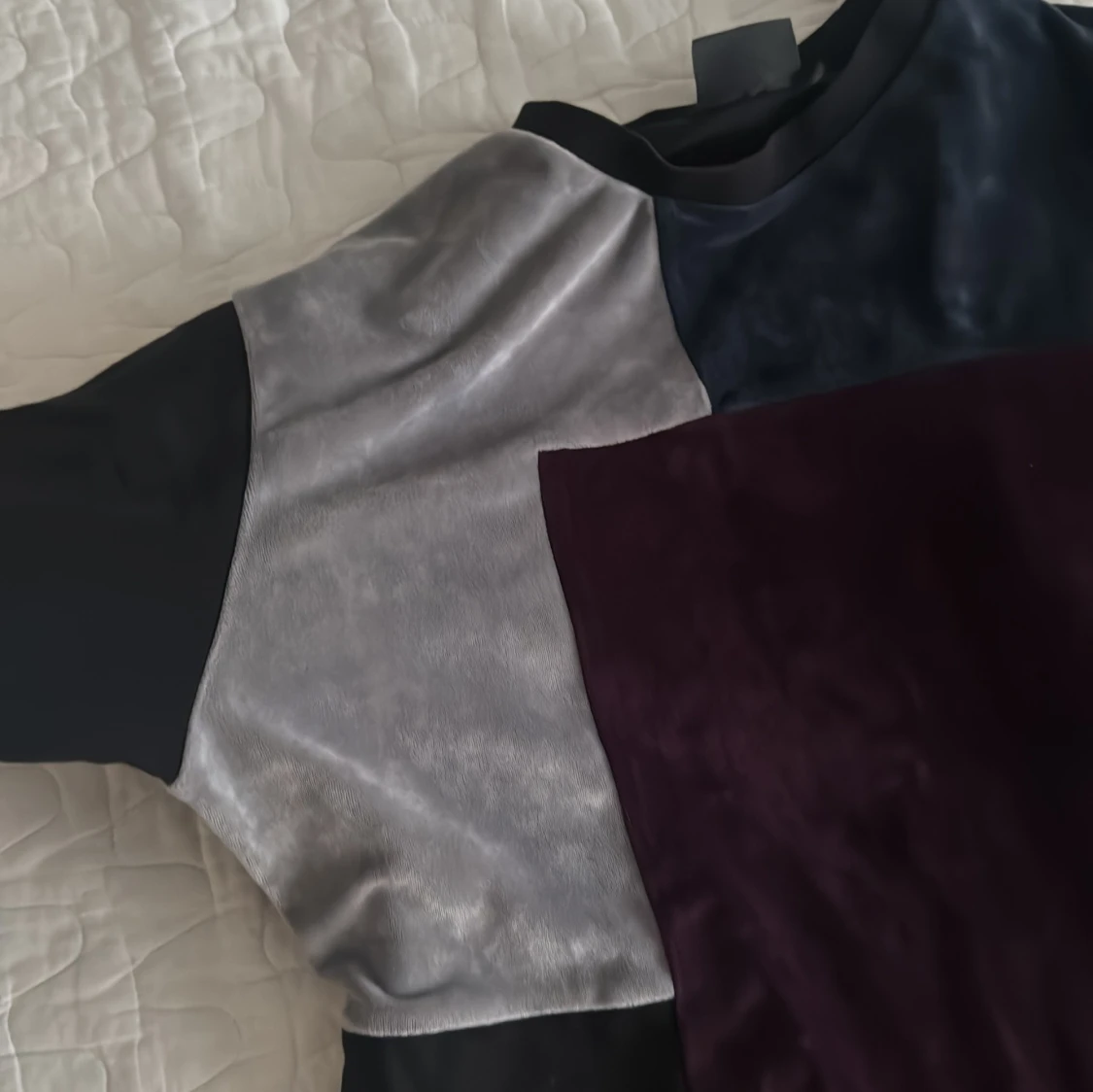 Patchwork sweatshirt i sammet och svart - 1