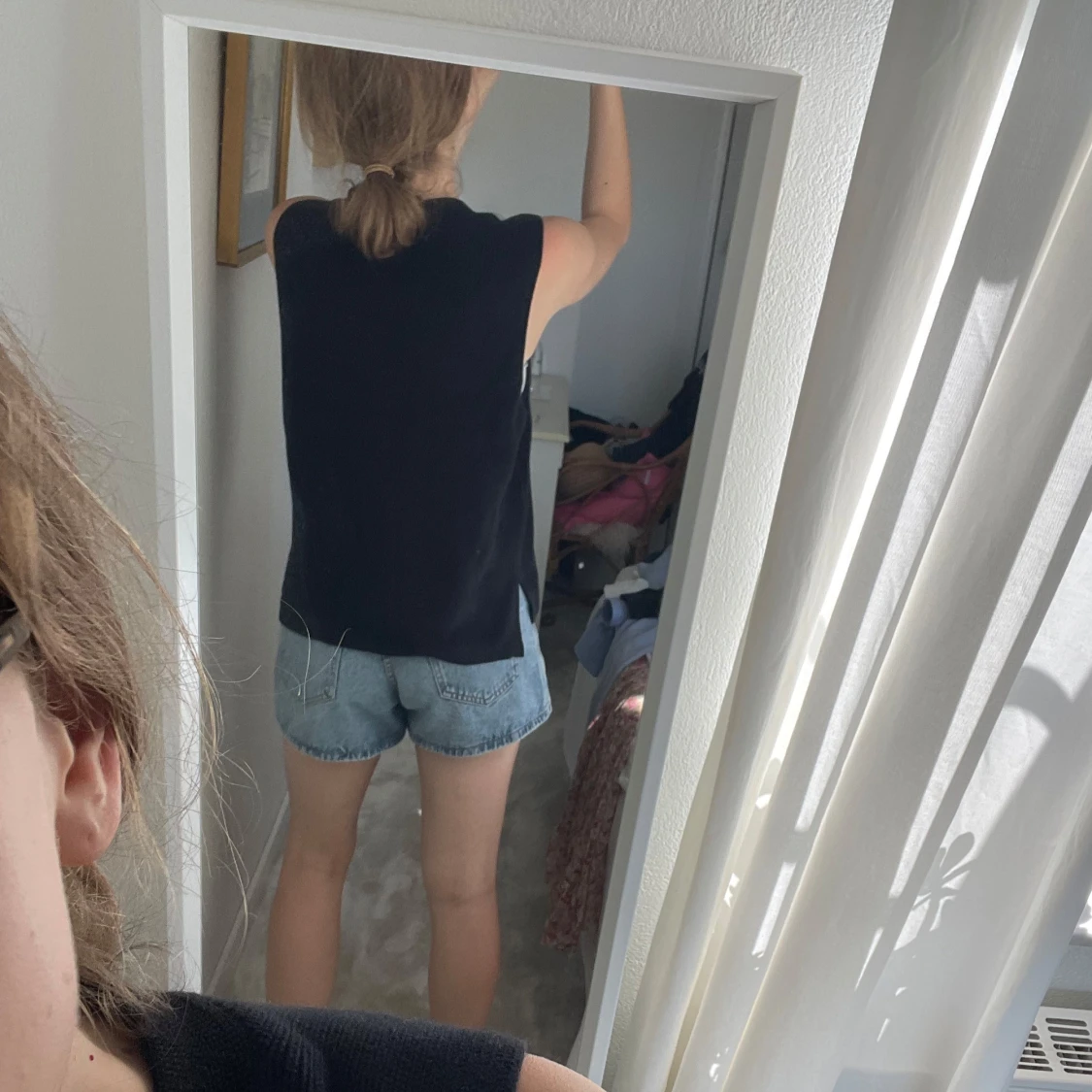 Svart stickad ärmlös topp med v-ringning - 1