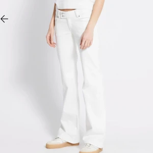 Vita bootcut jeans från 157 - Snygga vita jeans från 157 med bootcut-modell och broderade detaljer på bakfickorna. Jeansen har låg midja och klassisk femficksdesign. Perfekta för dig som vill sticka ut med en fräsch och clean look. Obs! Jeansen är lite smutsiga nertill, kan skicka fler bilder om så vill