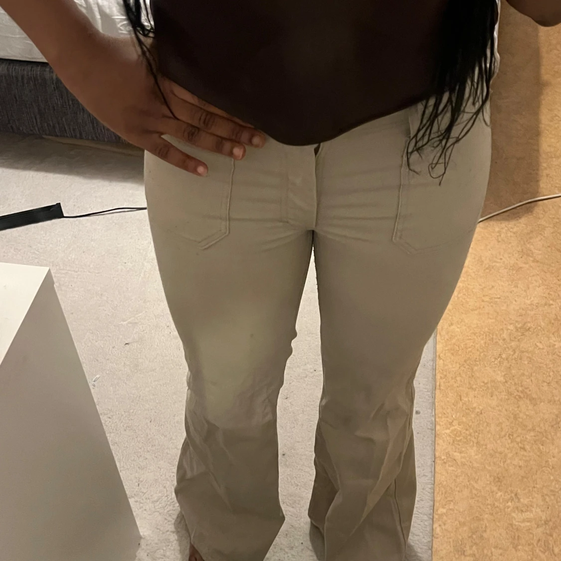 Beige bootcut byxor med fickor