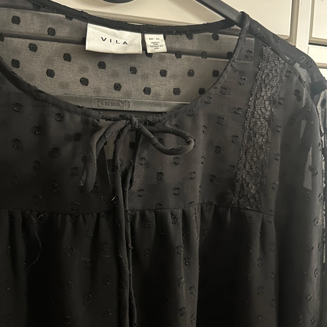 Svart prickig blus från Vila, stl 34 - 4