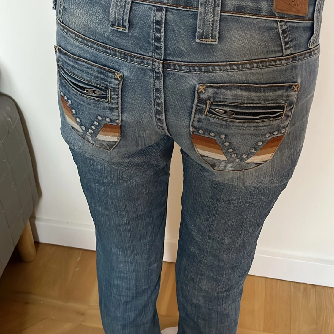 Lågmidjade Blå jeans med detaljerade bakfickor - 1