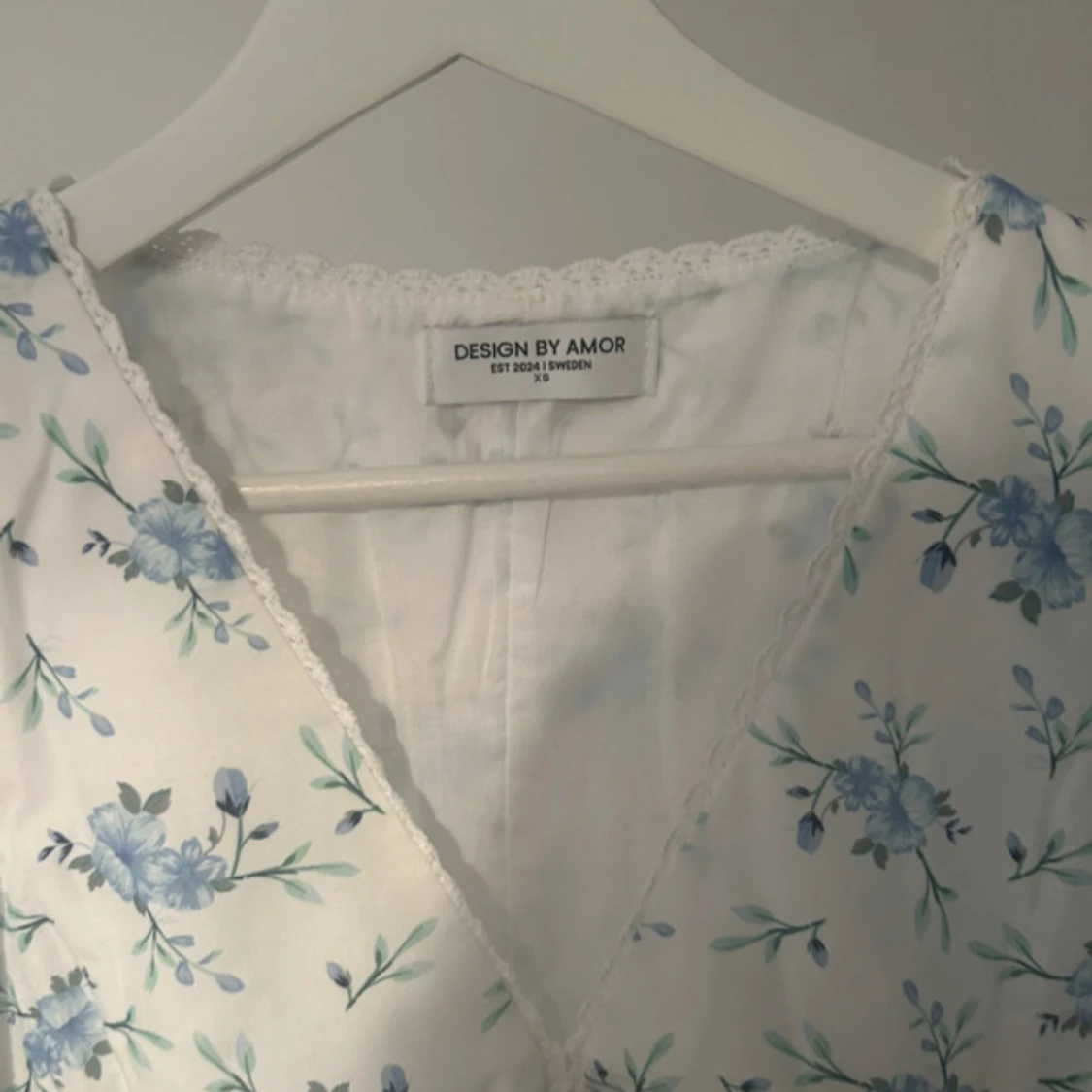 Blommig kortklänning Design by Amor - 3