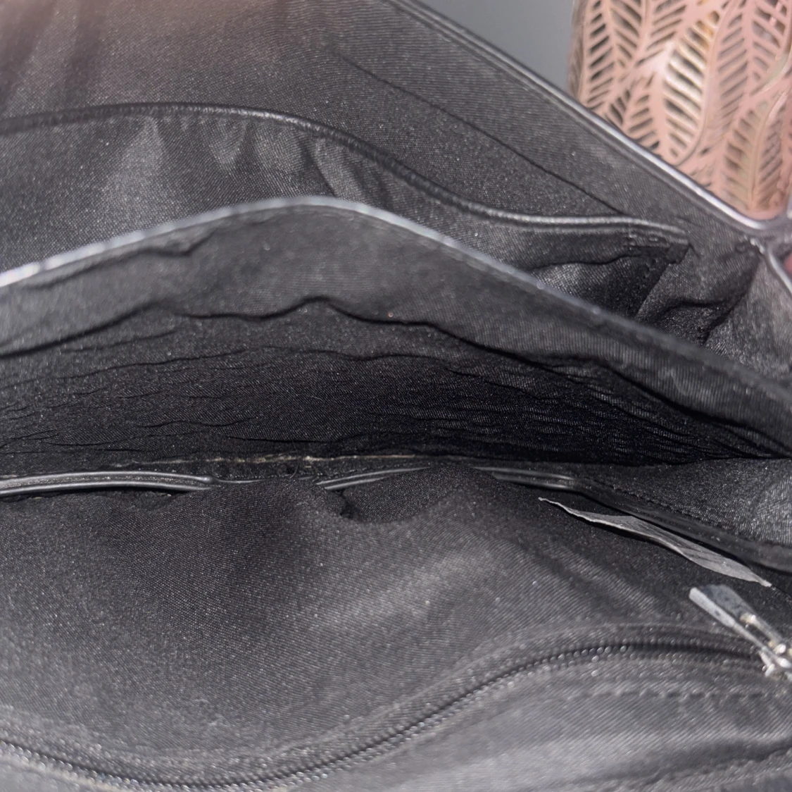 Svart kuvertväska med ormmönster - 2