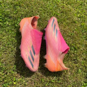 Adidas X - Hej, säljer ett par Adidas X i fint skick! Storlek 42 och pris 1199kr. Priset går att diskutera vid snabb deal!