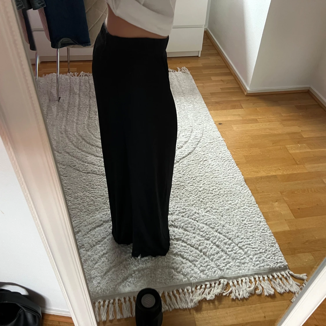 Svart långkjol i mjukt material - 3