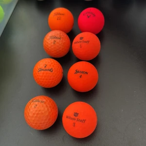 Färg mix A/B klas är bollarna 😀såld - Bilden visar flera färgglada golfbollar av olika märken