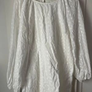 Oanvänd vit klänning  - Vit klänning från bubbelroom endast provad 