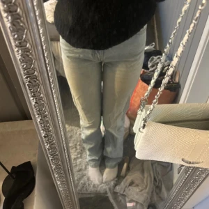 Jeans - Höga jeans ifrån Nelly i stl 32❤️rak modell å ganska långa ben