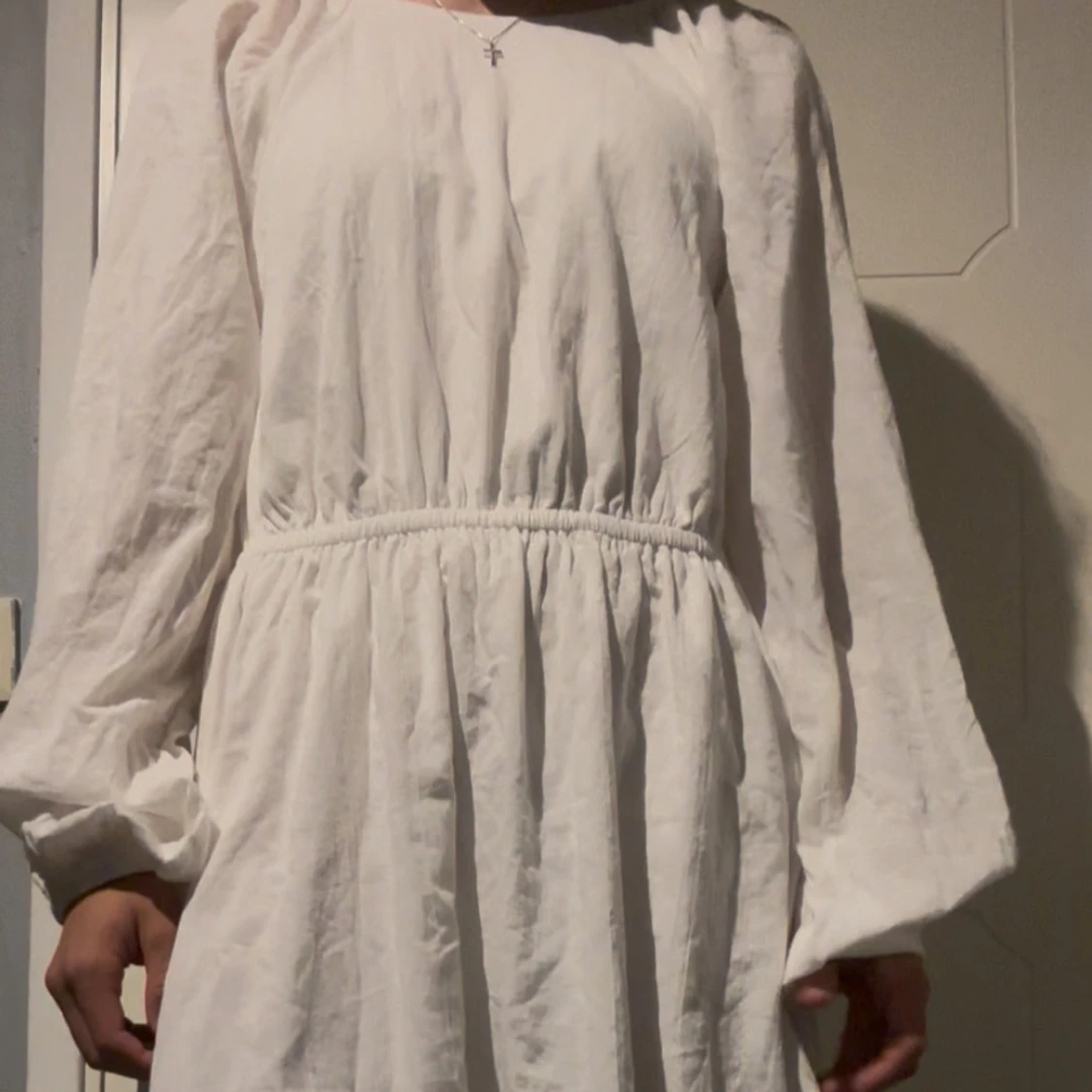 Vit långärmad klänning med resår med öppen rygg 