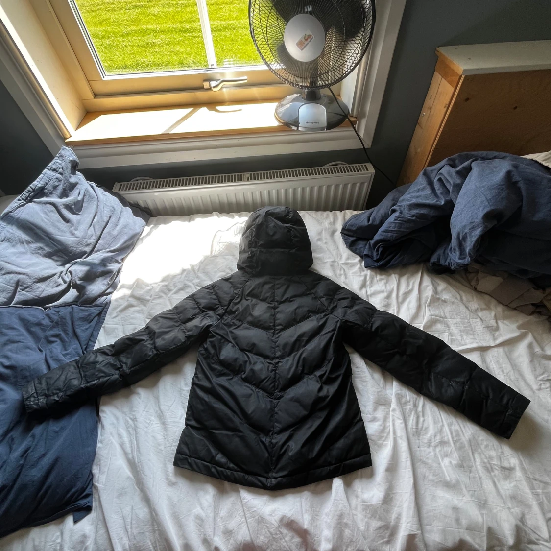 Hej jag säljer en svart Nike puffer jacka för den är för liten - 1