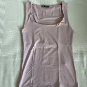 Ljusrosa linnetopp från Zara - Samma topp/ linne från Zara som den blåa fast i en ljusrosa färg. Säljer av samma orsak, den kommer inte till användning längre. 