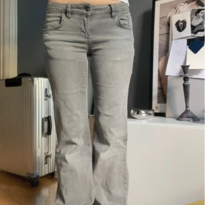 Subdued jeans - Snygga Lågmidjade jeans från subdued. Säljer pga de är för lång för mig. Nypris: 793💕 använd två gånger. Italiensk storlek: 40 som motsvarar Eu 36💕