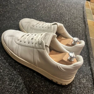 Valentino Flycrews  - Ett par fina flycrews utav valentino garavani. Stilrena och klassiska. En nit saknas. Kan även bytas mot ett par Maison margiela Gats.